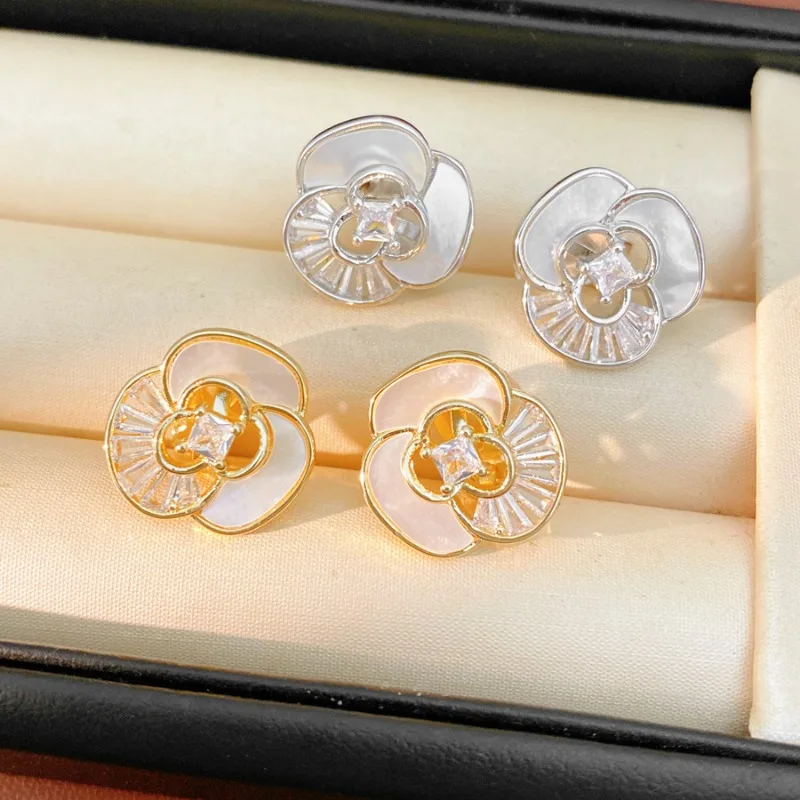 

Exquisite Camellia Mother of Pearl Zircon Clip Earrings For Women Non Pierced Gold Silver Two Tone Luxury French Dangle Jewelry