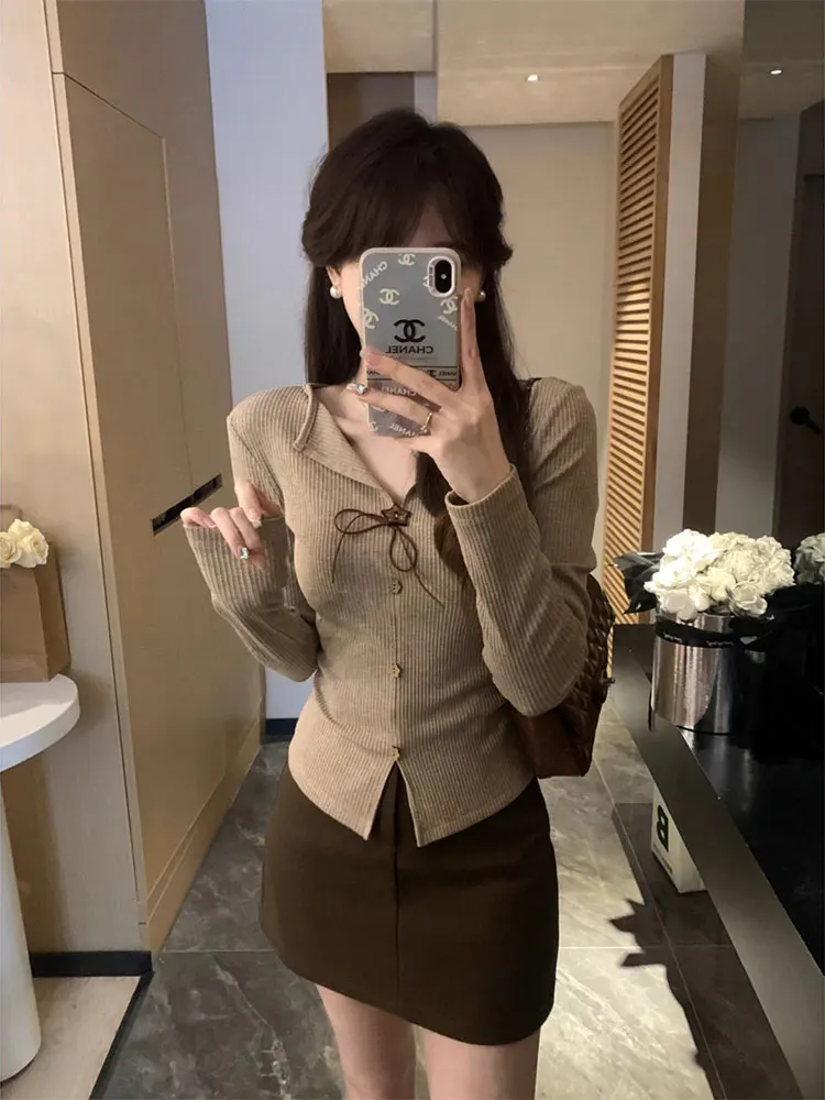 

Slimming Effect Korean Sle V-Ne Long Sve T-irt with Wooden Button Knot Base irt Top for Women