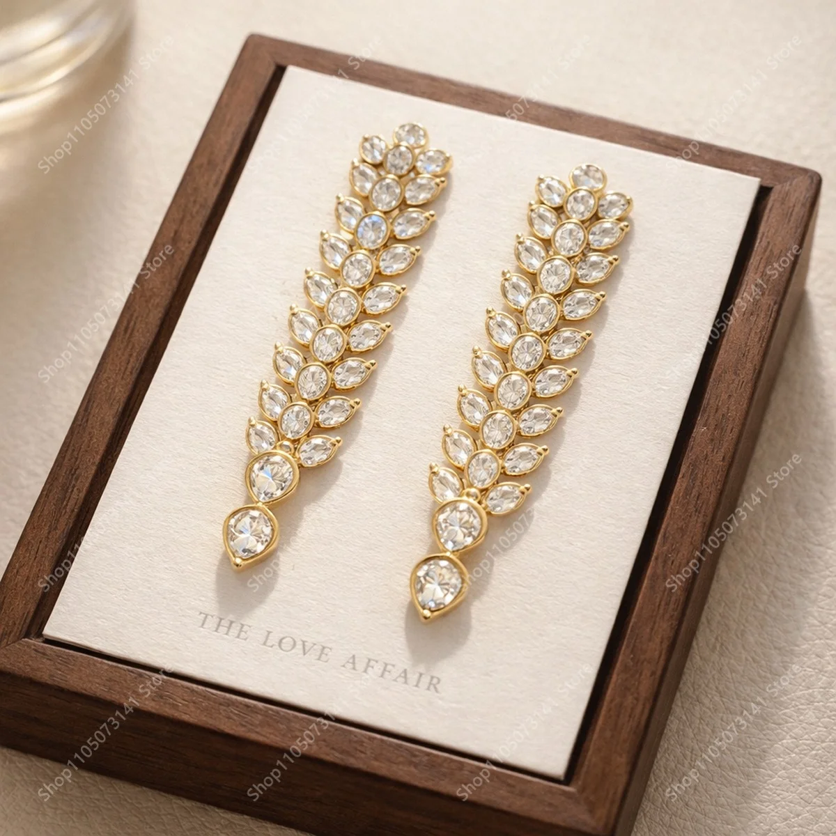 

Elegant and luxurious sparkling leaf earrings, perfect for banquets and parties, versatile jewelry - perfect birthday gift