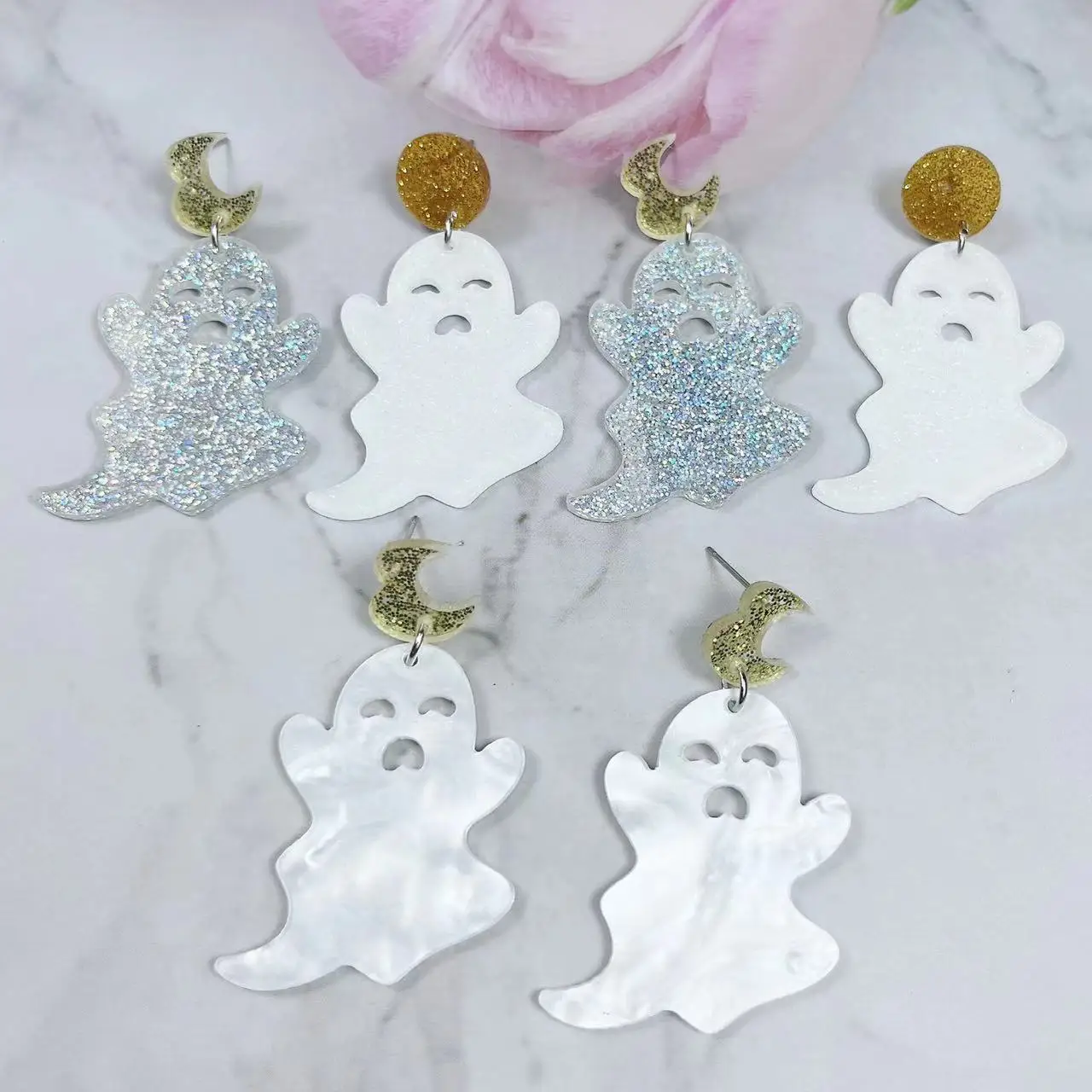 أقراط متدلية بتصميم شبح مضيء هالوني ، نمط كرتون للحفلات ، مجوهرات أكريليك ، زينة أذن للمهرجانات رائعة