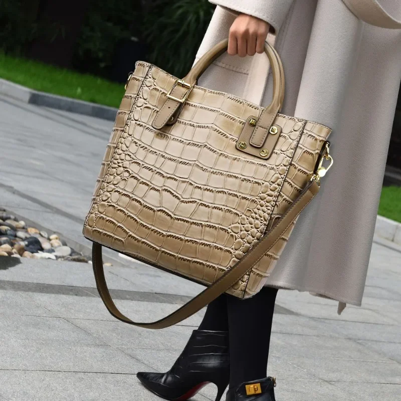 New Women's Bag, Niche Texture, Large Capacity, Fashionable and Simple Portable Bucket Bag, Solid Color Commuter Crossbody Bag