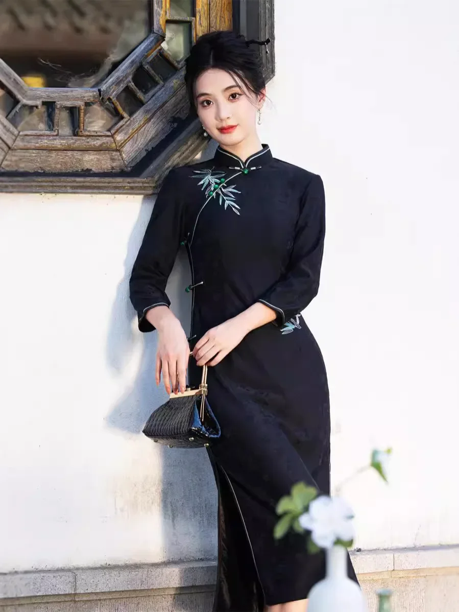 2024 Autumn New Knitted Jacquard Embroidered Medium length Cheongsam Art Retro Black Temperament Slimming Cheongsam Qipao Dress