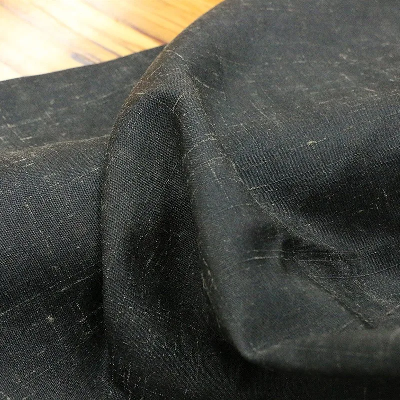 Ceci est un tissu de créateur avec un style wabi-sabi et un flair artistique en vieux chêne soie Xiangyunsha