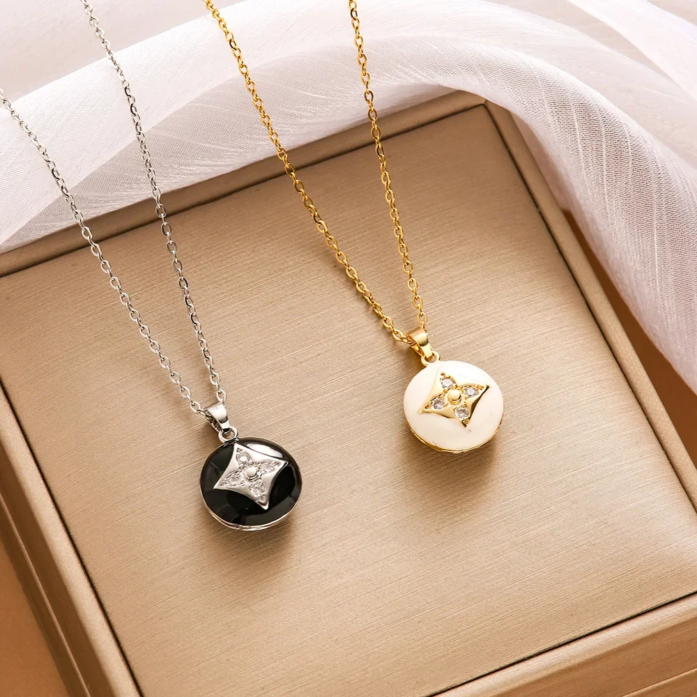 Un accesorio de collar moderno y elegante con un colgante redondo con logo de circón.