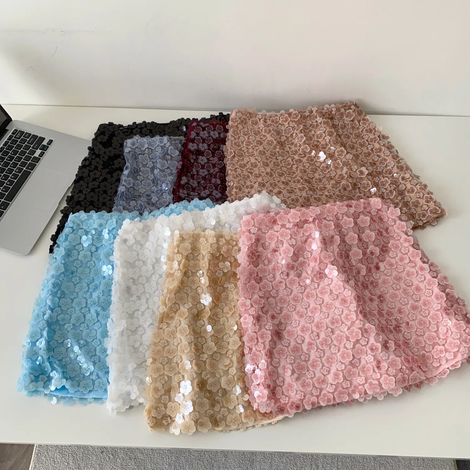 التنانير النسائية تنورة الصلبة الترتر الأزهار حبة التطريز Bodycon طول صغير الإمبراطورية الخصر سليم صالح ملابس الشارع الشهير غير رسمية 2025 الخريف #1