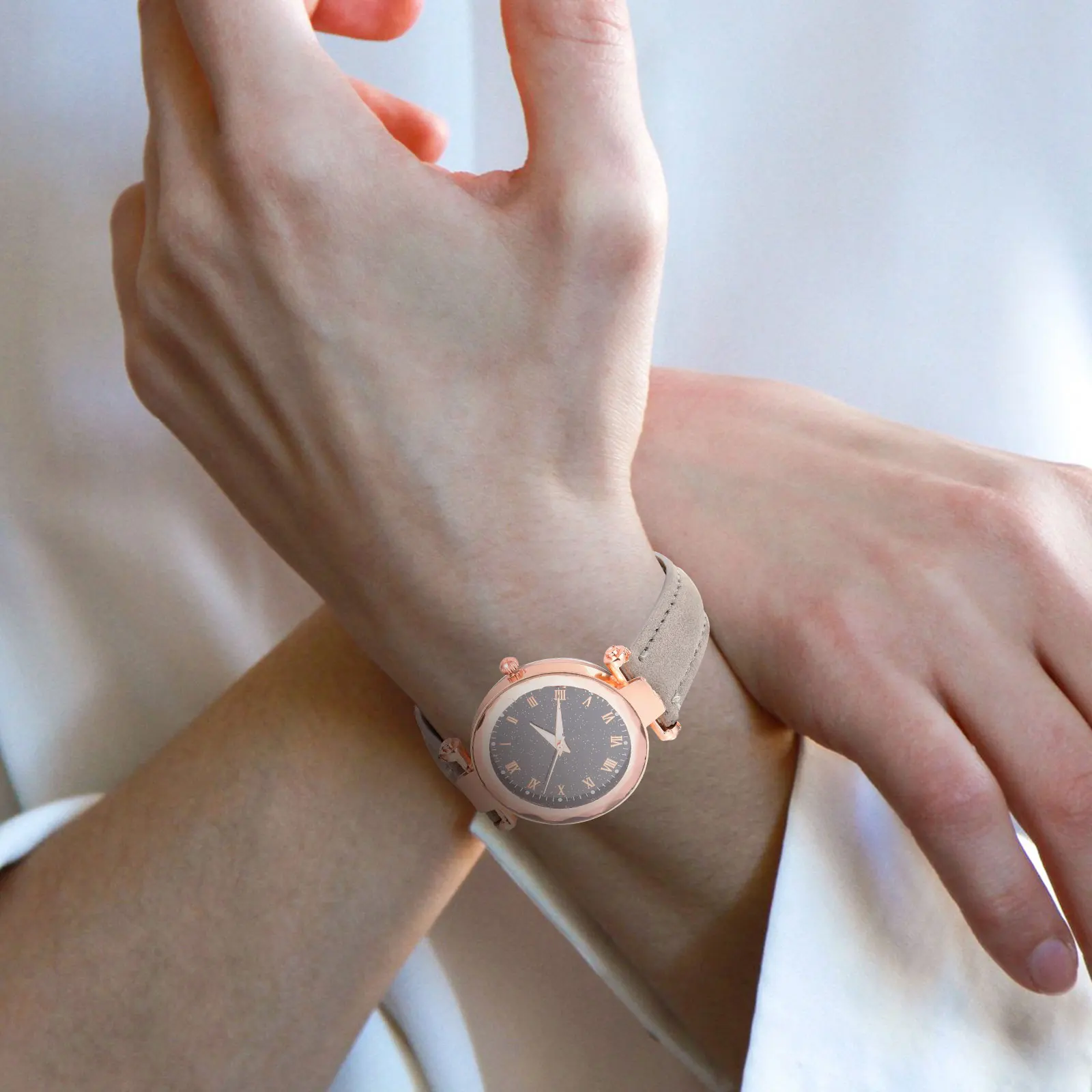 

Stylish Women Wristwatch with Roman Dial Strap Lightweight Suitable for Daily and Formal Wear