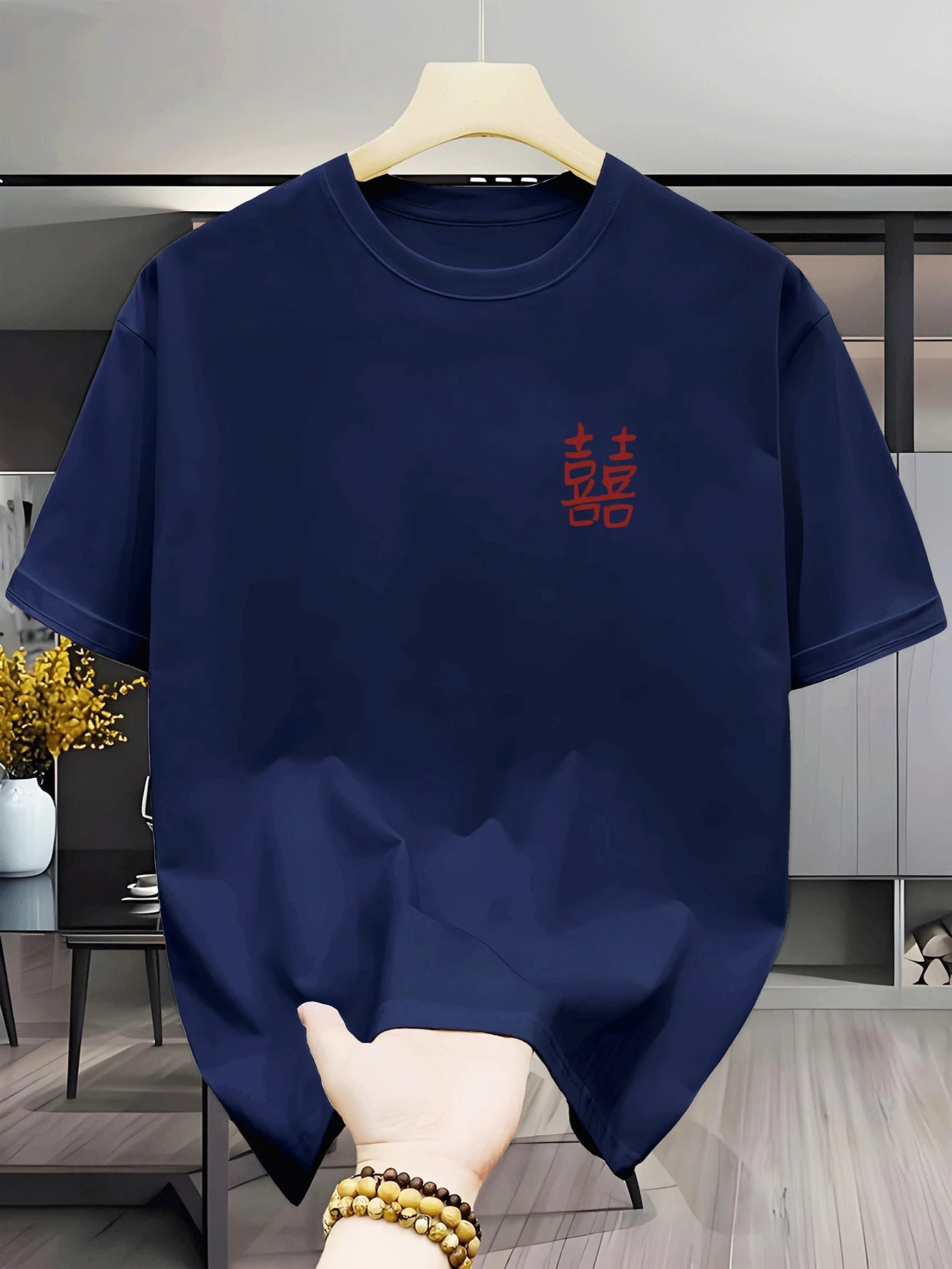 Uma camiseta masculina de manga curta com gola redonda projetada para conforto e ajuste confortável. Possui