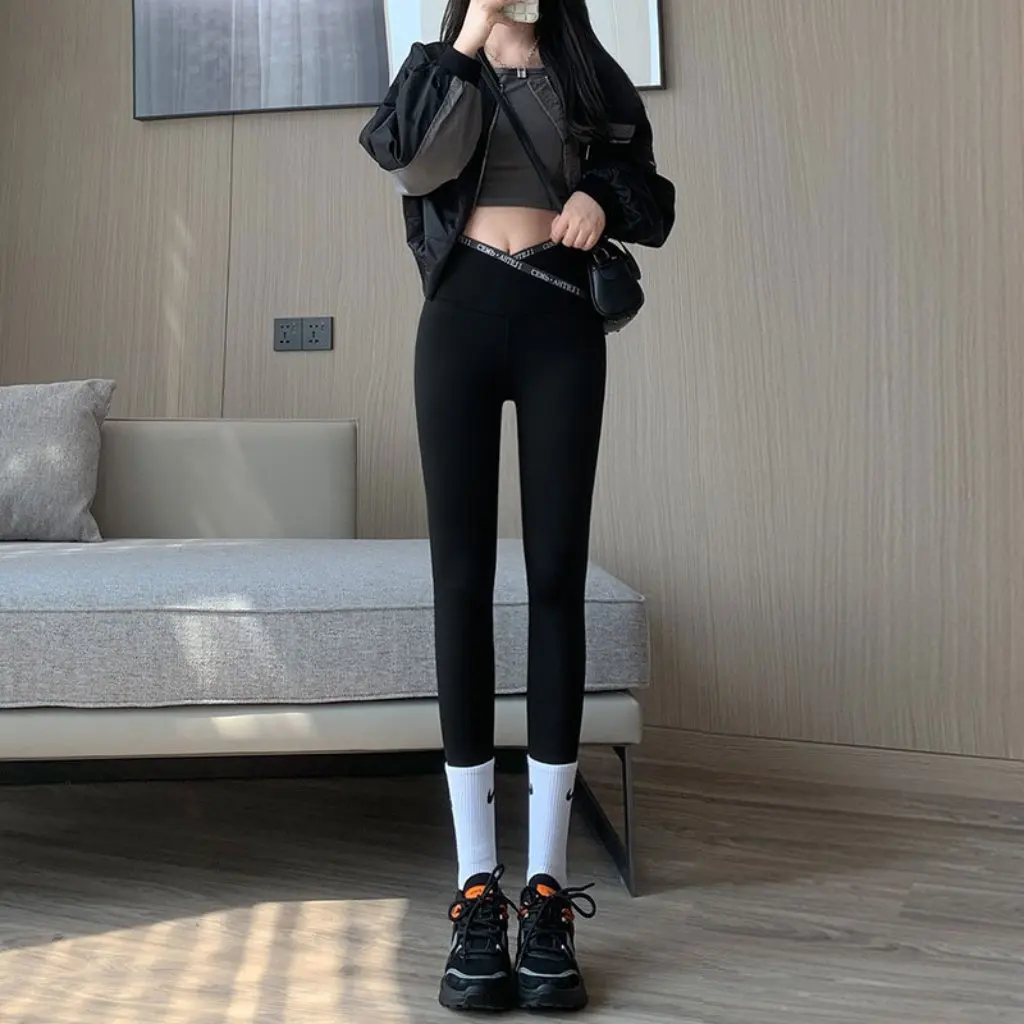 سراويل نسائية متقاطعة على شكل قرش سراويل ضيقة للتخسيس ورفع المؤخرة ملابس خارجية رفيعة لفصل الربيع والخريف سراويل يوجا ضغط الساقين الصغيرة