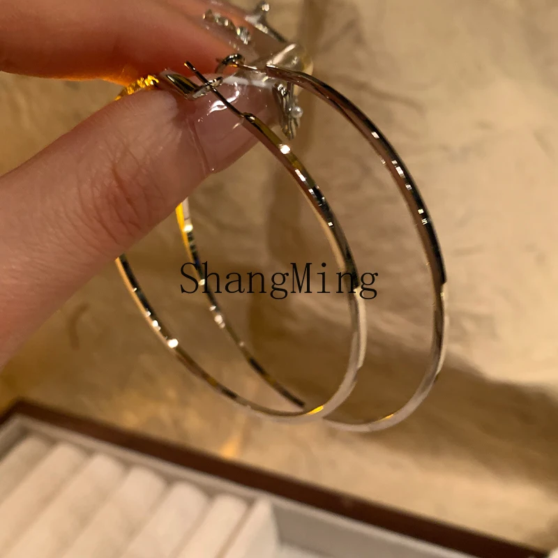 CL and exaggerated large circle stud earrings, high-end square round face, suitable for unique earrings, earrings.