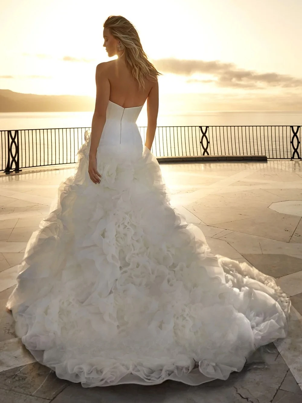 Luxury Mermaid Wedding Dress Customized Strapless Sleeveless Handmade Flowers Sweep Train Backless Bridal Gown Vestido Noiva