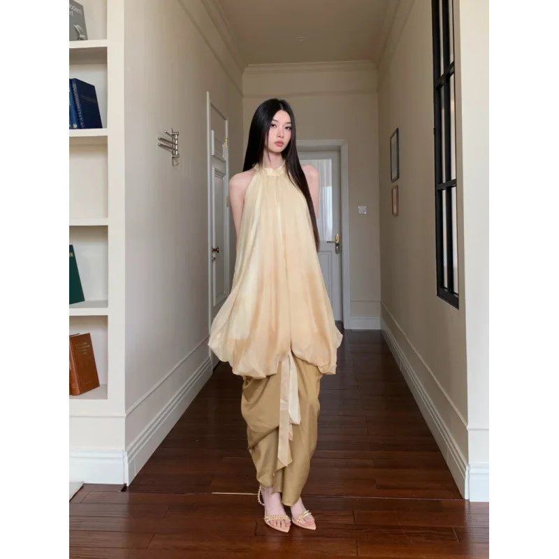 Sukienka damska letnia, minimalistyczna, długa, bez rękawów, z dekoltem typu halter, w stylu retro, z satynowymi wstawkami, odkrywająca ramiona.