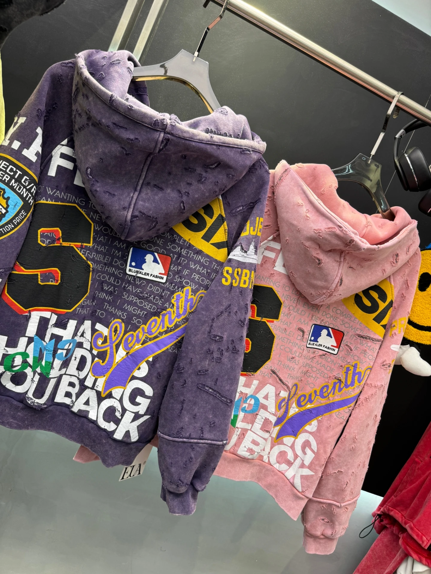 السلع الأوروبية الرمز البريدي هوديي 2025 شتاء جديد الثقيلة التطريز رسالة مقنعين الصوف البلوز للنساء سترة عادية فضفاضة #4