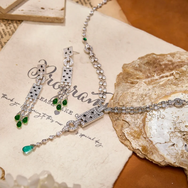 

Дизайнерская коллекция, стильные серьги-гвоздики, ожерелье, женские инкрустации кубическим цирконом, черная эмаль, нашивки с леопардовым принтом, комплекты ювелирных изделий