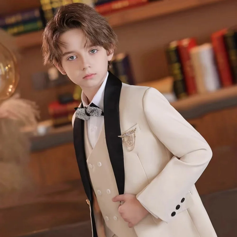 

Бежевый детский костюм-тройка: пиджак, жилет, брюки. Деловой стиль, для торжественных мероприятий, свадеб. Индивидуальный пошив.