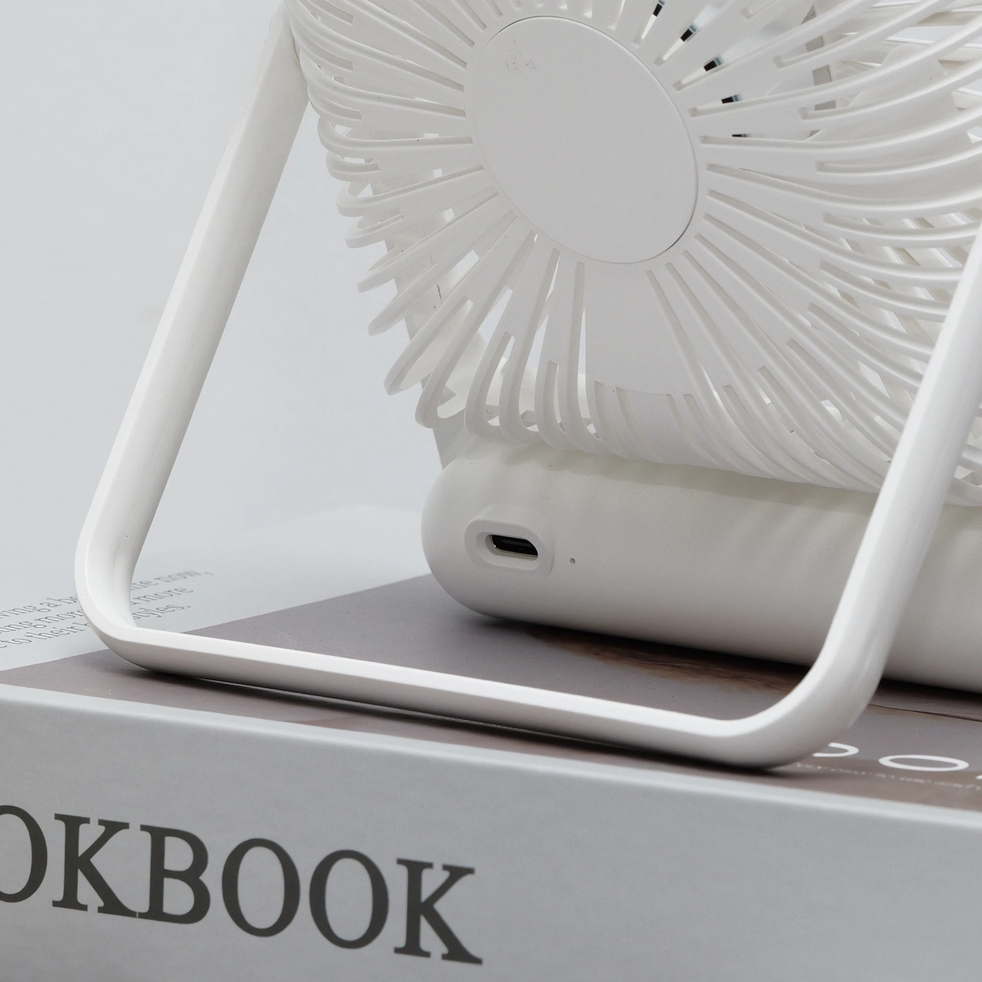 F-051-Portable Mini Fan: 3 - Speed Adjustment, Wedge - shaped Blades, Travel - Ready