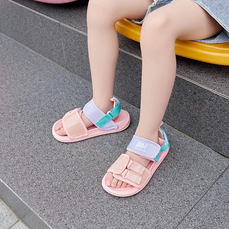 2023 Sommer neue Kinder sports andalen, Baotou Anti-Kick-Schuhe für Jungen, koreanische Version, lässige Strands chuhe für Mädchen