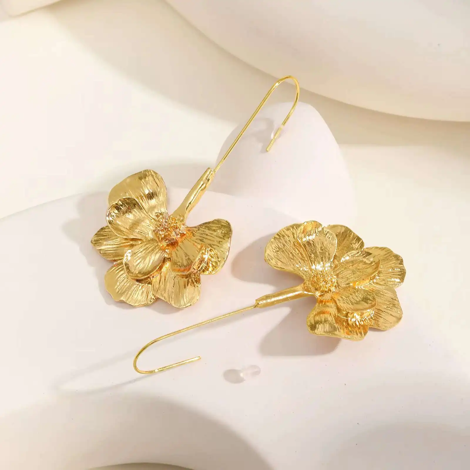 Vnox 分厚い女性ステートメントイヤリング、ビッグヘビーフラワードロップイヤリング、誇張されたメタルジュエリーギフト