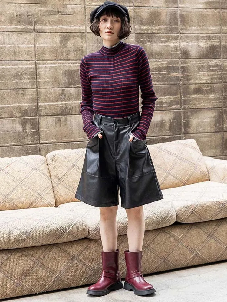 Top corto clásico retro a rayas en negro y rojo. Camiseta interior ajustada de cuello alto estilo japonés para mujer. Estilo artístico, inspirado en Mori, para camisetas.