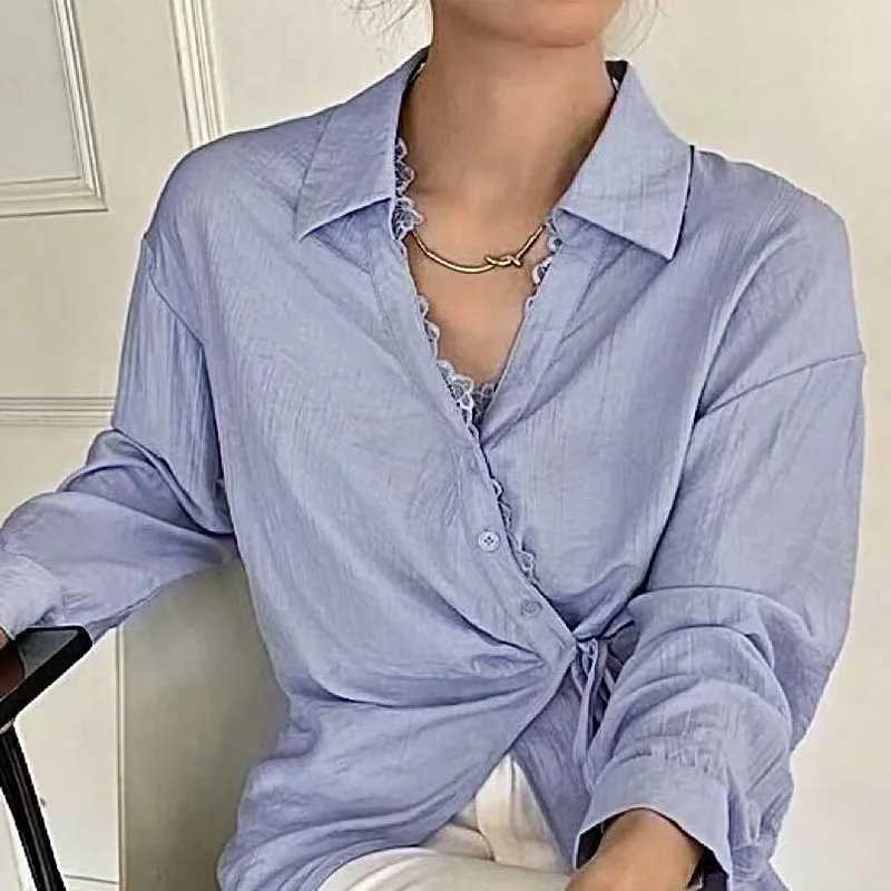 Długi, luźny płaszcz damski z paskiem, z mieszanki bawełny, w kolorze niebieskim, modny trend jesień 2025.