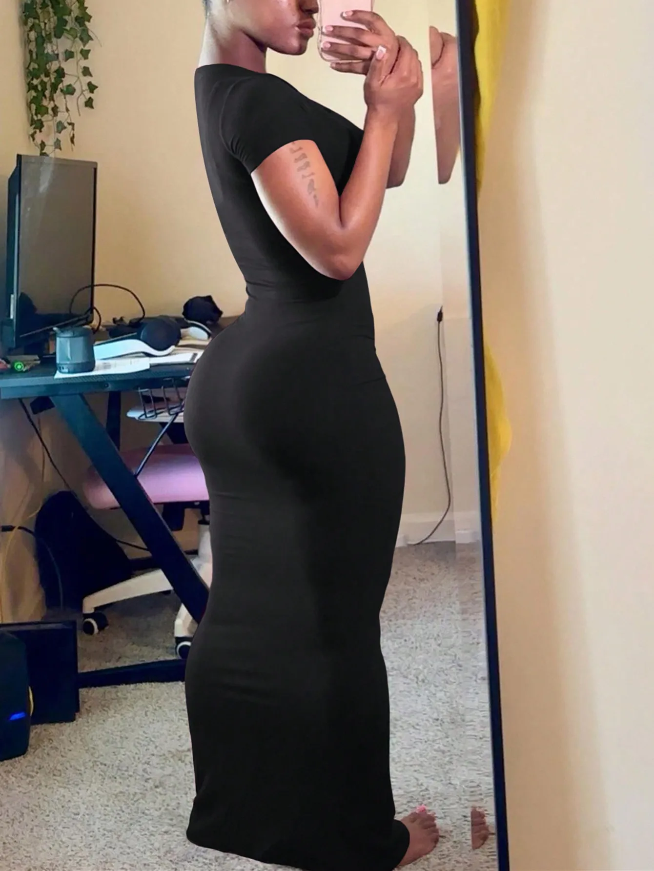 Robe longue moulante noire unie à manches courtes et col rond