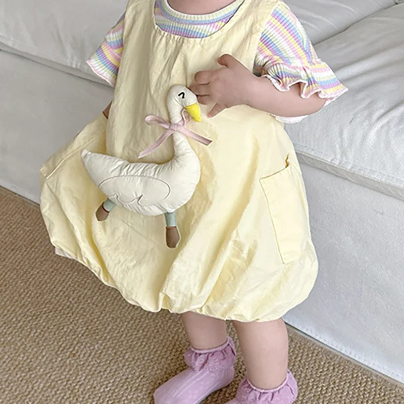 مجموعة صيفية جديدة للفتيات مكونة من قطعتين حلوة مخططة - تنورة بحمالات صفراء مع نمط بطة كرتونية ثلاثية الأبعاد