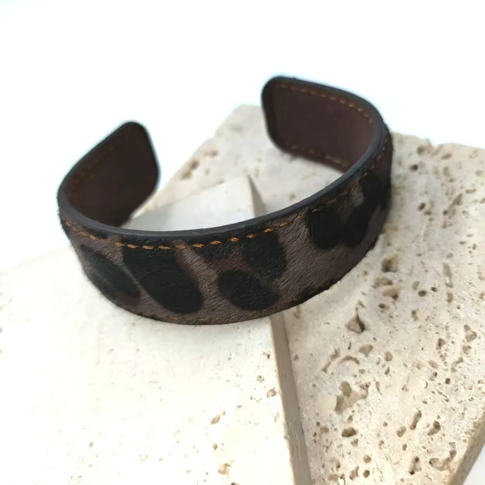 Прошитый браслет с леопардовым принтом, креативный пушистый браслет из натуральной кожи из конского волоса, винтажный модный C-образный открытый браслет, подарок