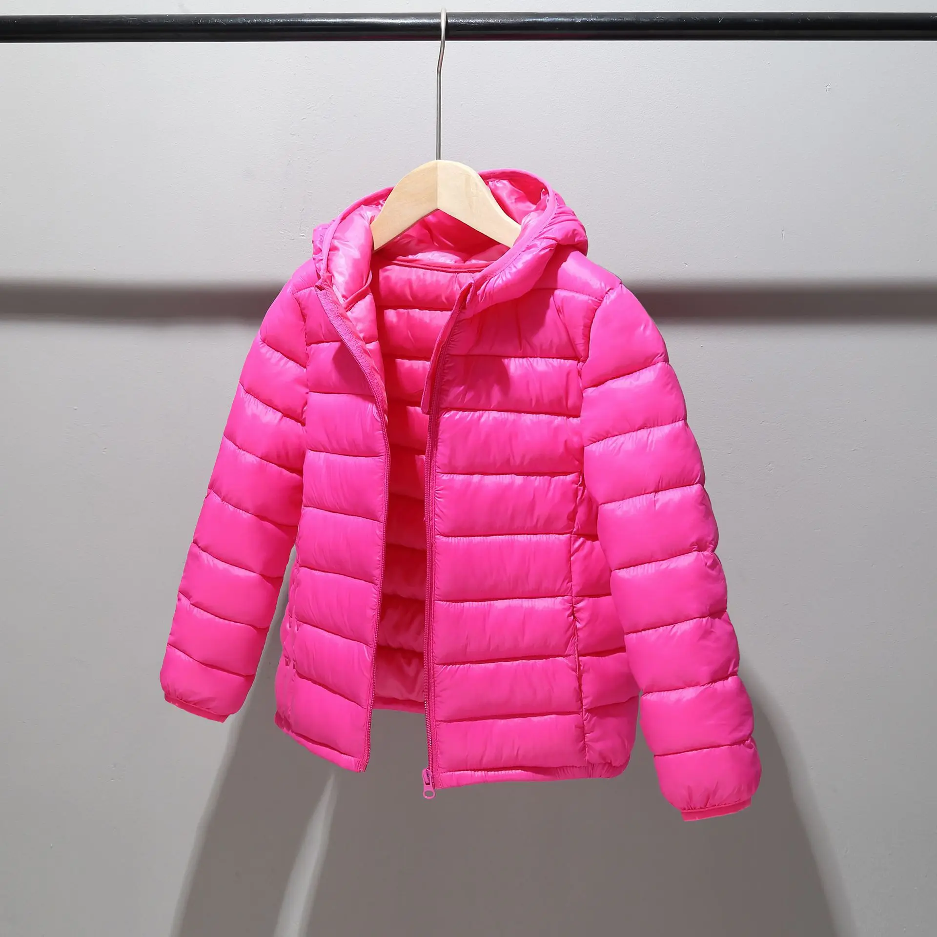 Kinder-Daunenjacke für Jungen und Mädchen für Herbst und Winter, leichte, einfarbige, warme Jacke mit Reißverschluss und Kapuze, Größe 3-14 Jahre. – Detail 13