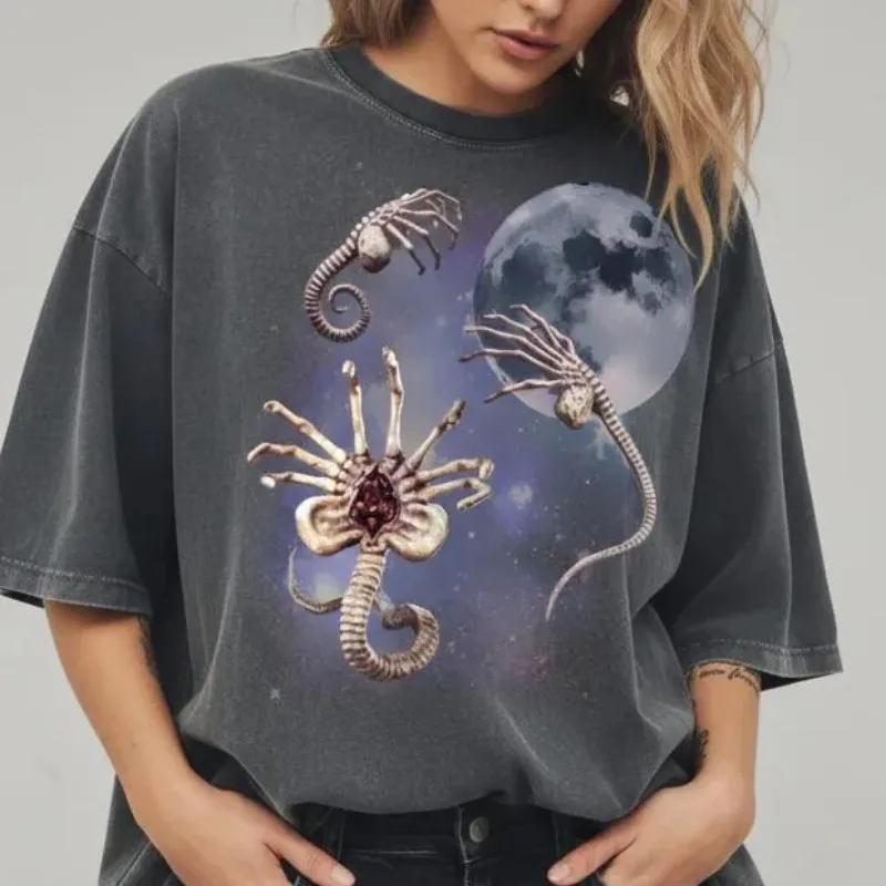 Retro Face Hugging Insect Moon Pattern T-shirt for Summer, Suitable for Both Men and Women, Casual and Fashionable T-shirt