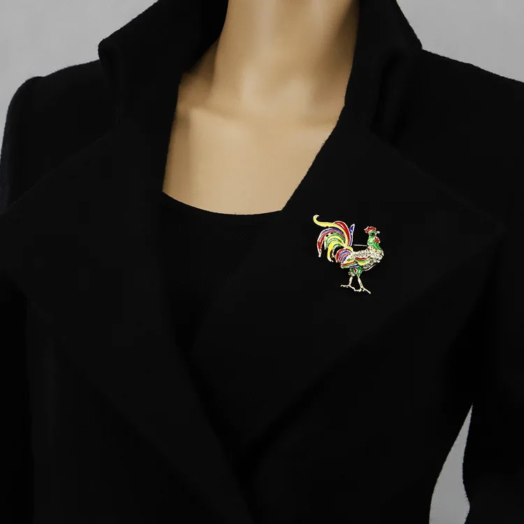 Personalized painted rooster brooch with chest flower for women, wholesale of suit clothing accessories, animal shaped brooch