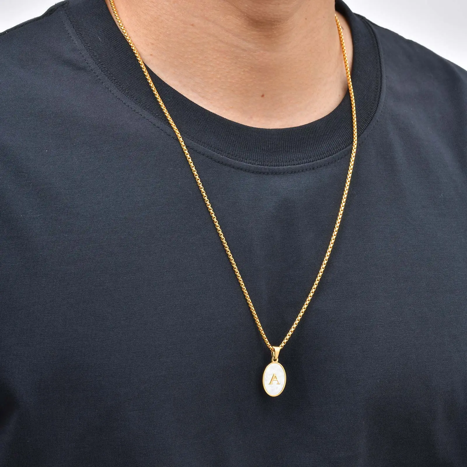 Natürliche Muschelschalen-Initialen-Halskette für Männer, Vergoldeter Edelstahl 26 Buchstaben Anhänger-Halskette, Trendiger Casual-Schmuck Geschenk – Detail 3