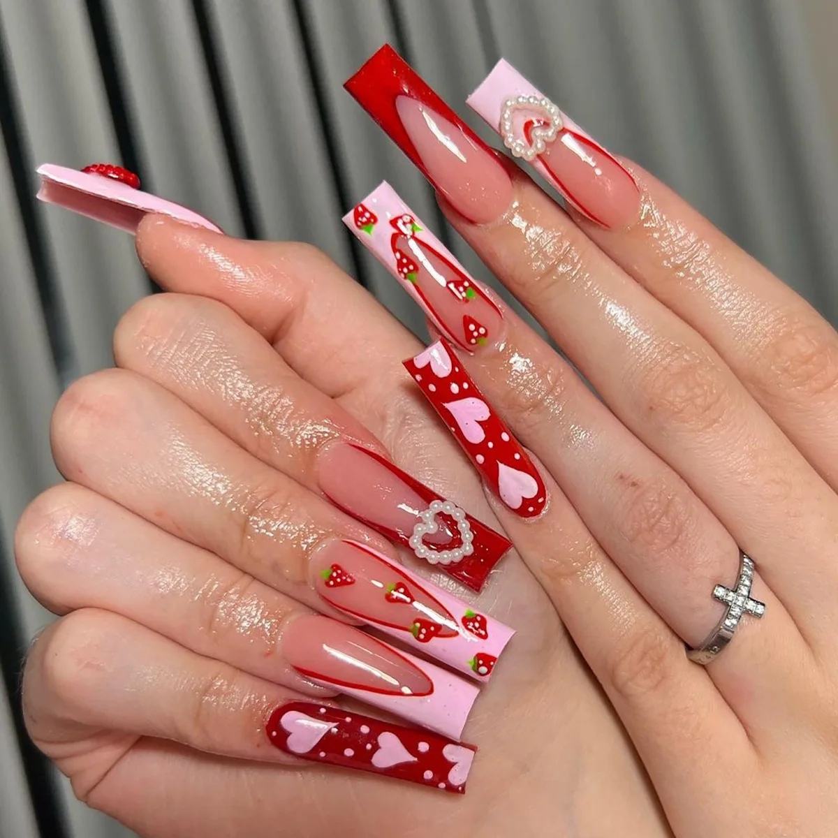 24Pcs Long Square Press on Nails Pink Love Heart Design Pearl Strawberries False Nail French Wearable Full Cover Fake Nail Tips