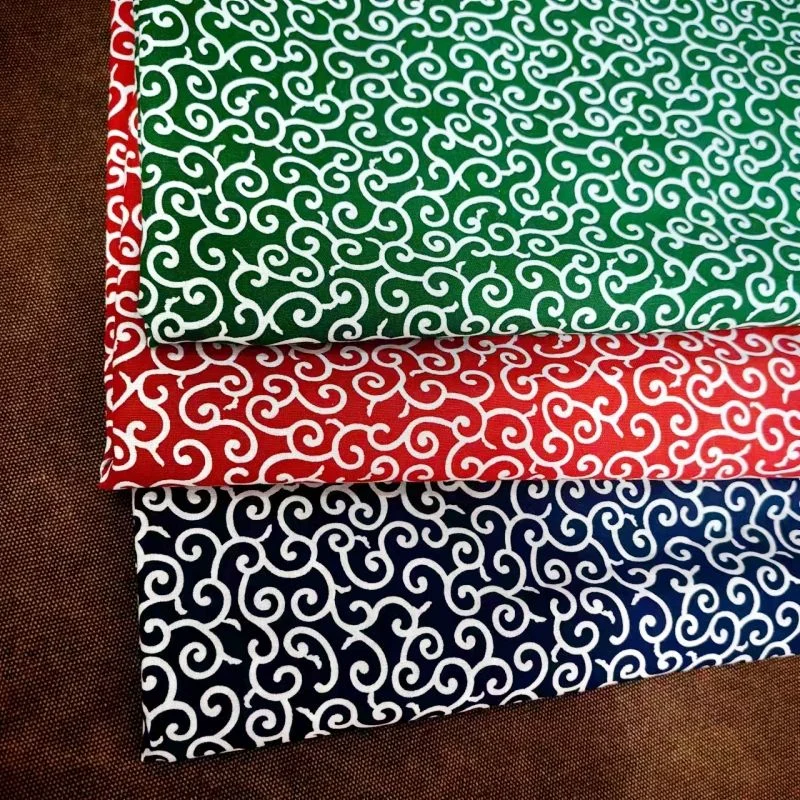 النمط الياباني نسيج القطن Karakusa Shiba Inu وشاح المواد الأحمر الأخضر الداكن أنيمي الأزياء الحرفية النسيج بالجملة