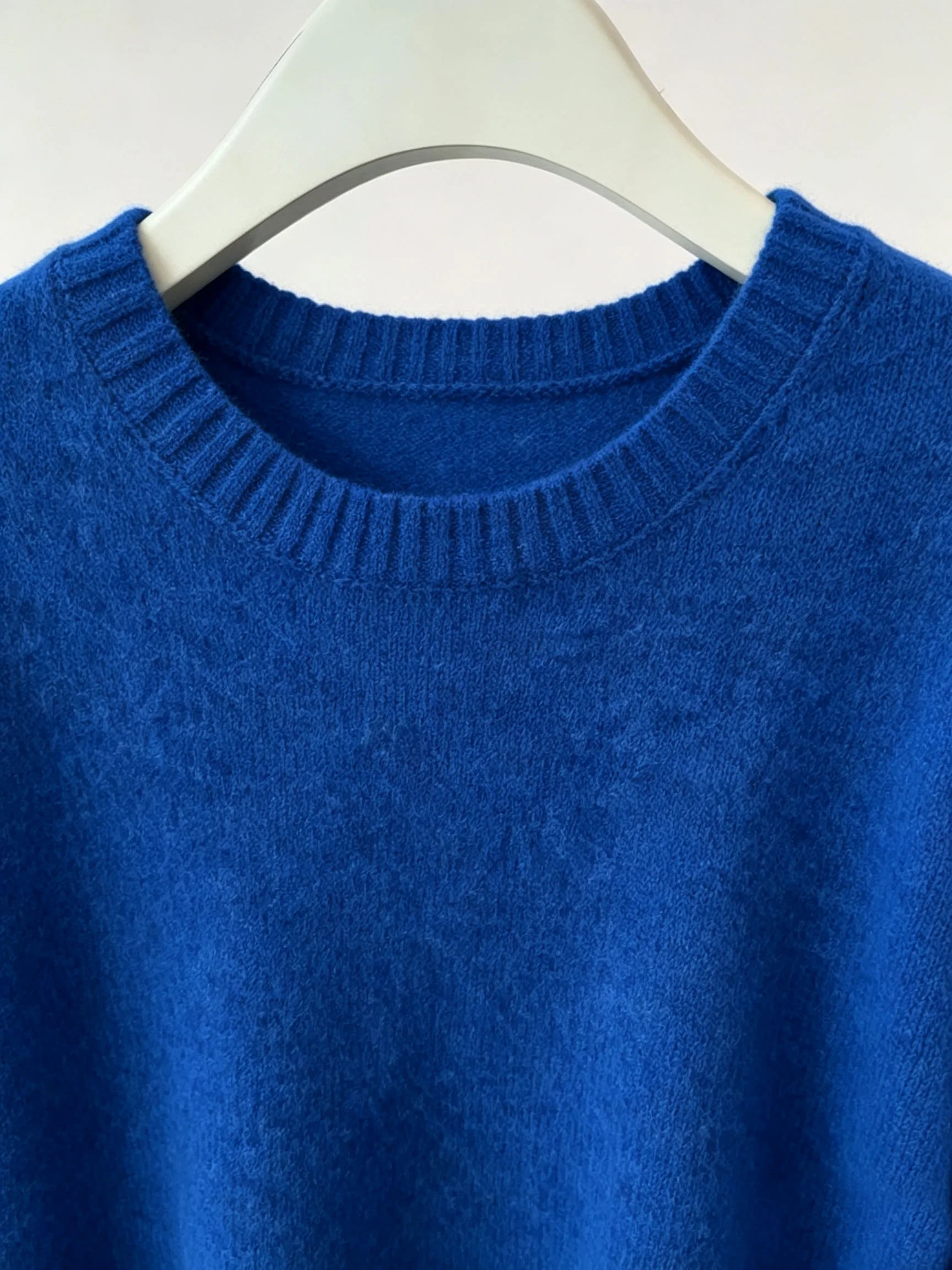 Damenpullover mit langen Ärmeln, Rundhalsausschnitt und schlichtem, einfarbigem Design, ideal für Herbst und Winter. – Detail 6