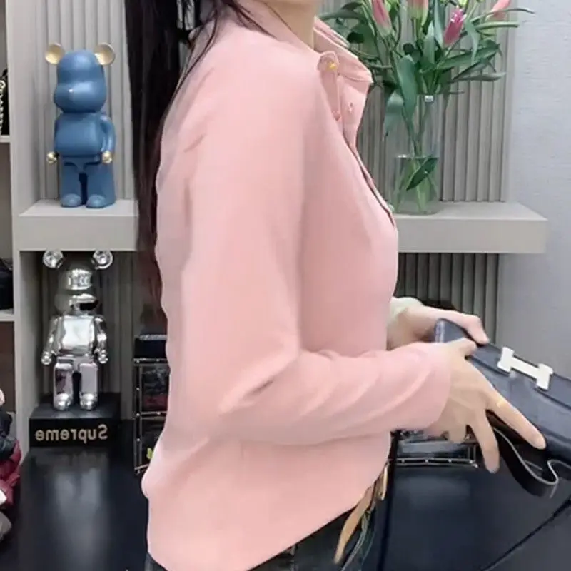 เสื้อยืดคอโปโลกระดุมสีต่อกันใหม่สำหรับแฟชั่นของผู้หญิงลดอายุและมีสไตล์อเนกประสงค์