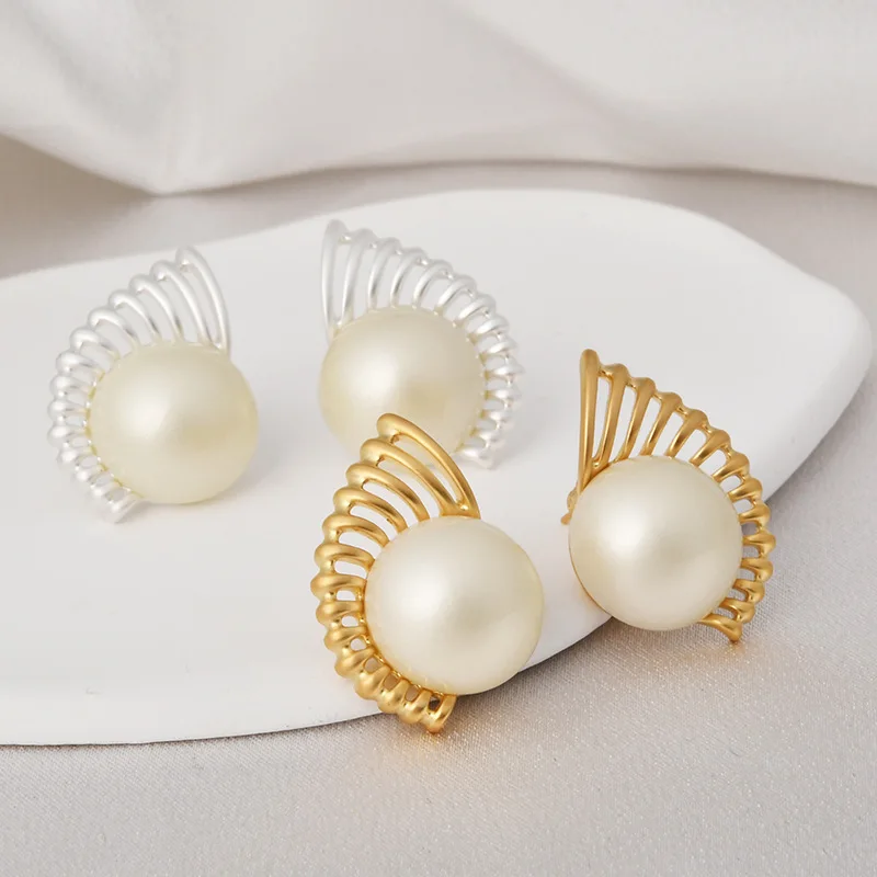 Personalized retro stud earrings, real gold electroplating hollow fan-shaped silver needle atmospheric pearl earrings for women