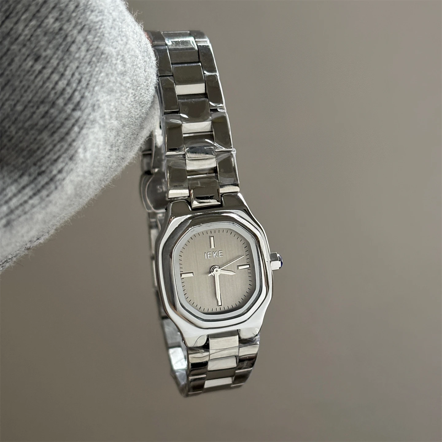 Zegarek retro z małą tarczą, elegancki, prosty i modny, złoty zegarek kwarcowy dla kobiet, prezent dla kobiet.