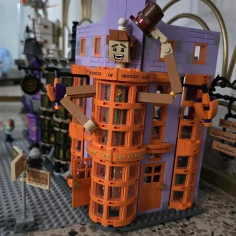 

Набор строительных блоков Weasleys Wizard Wheezes 76422 (834 детали) – модель для сборки, подарки на Рождество и День рождения от Disney для всей семьи, игрушки-конструкторы для декора