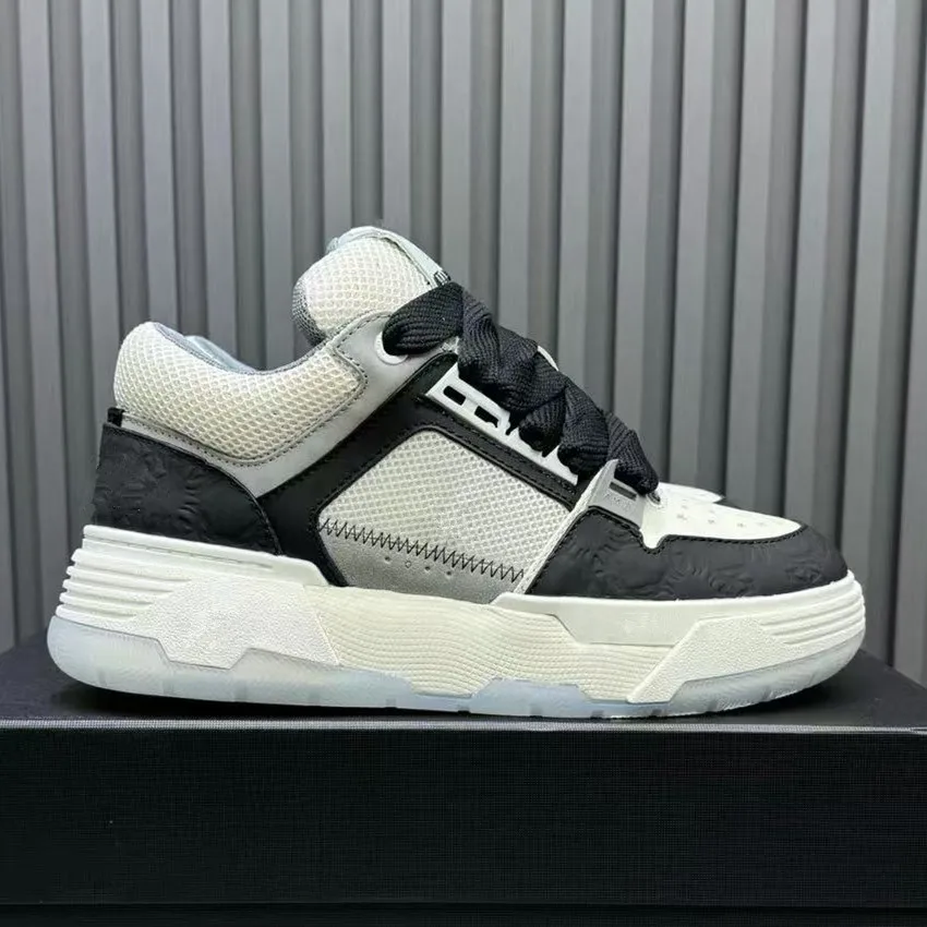 

Retro polished thick soled white shoes for women, 2025 autumn new item, chubby bread shoes, casual board shoes for men