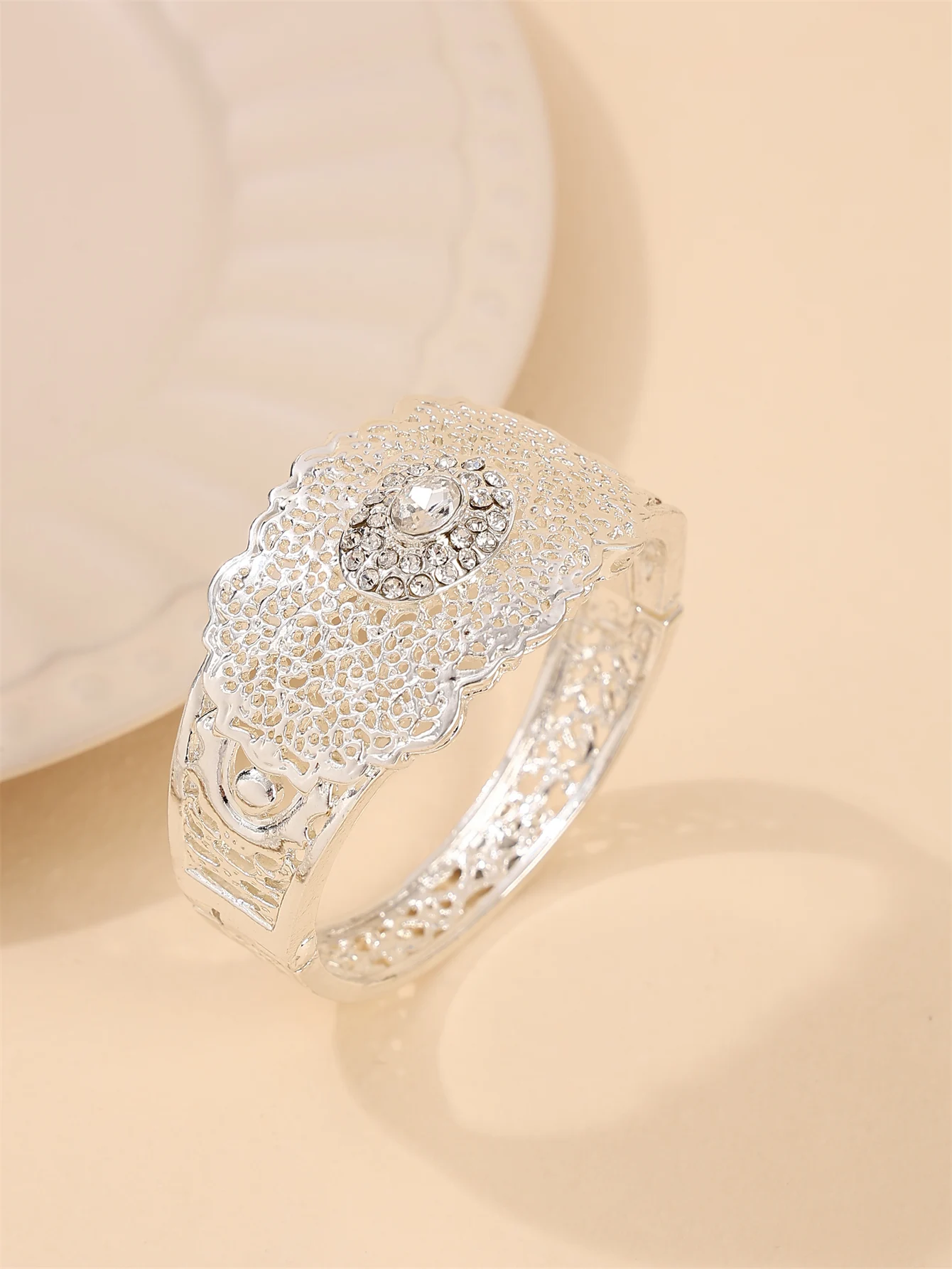 

Hollow-Out Lace Pattern Bridal Alloy Bracelet Women's Openable Bangle Wedding Banquet Festival Party Arm Jewelry