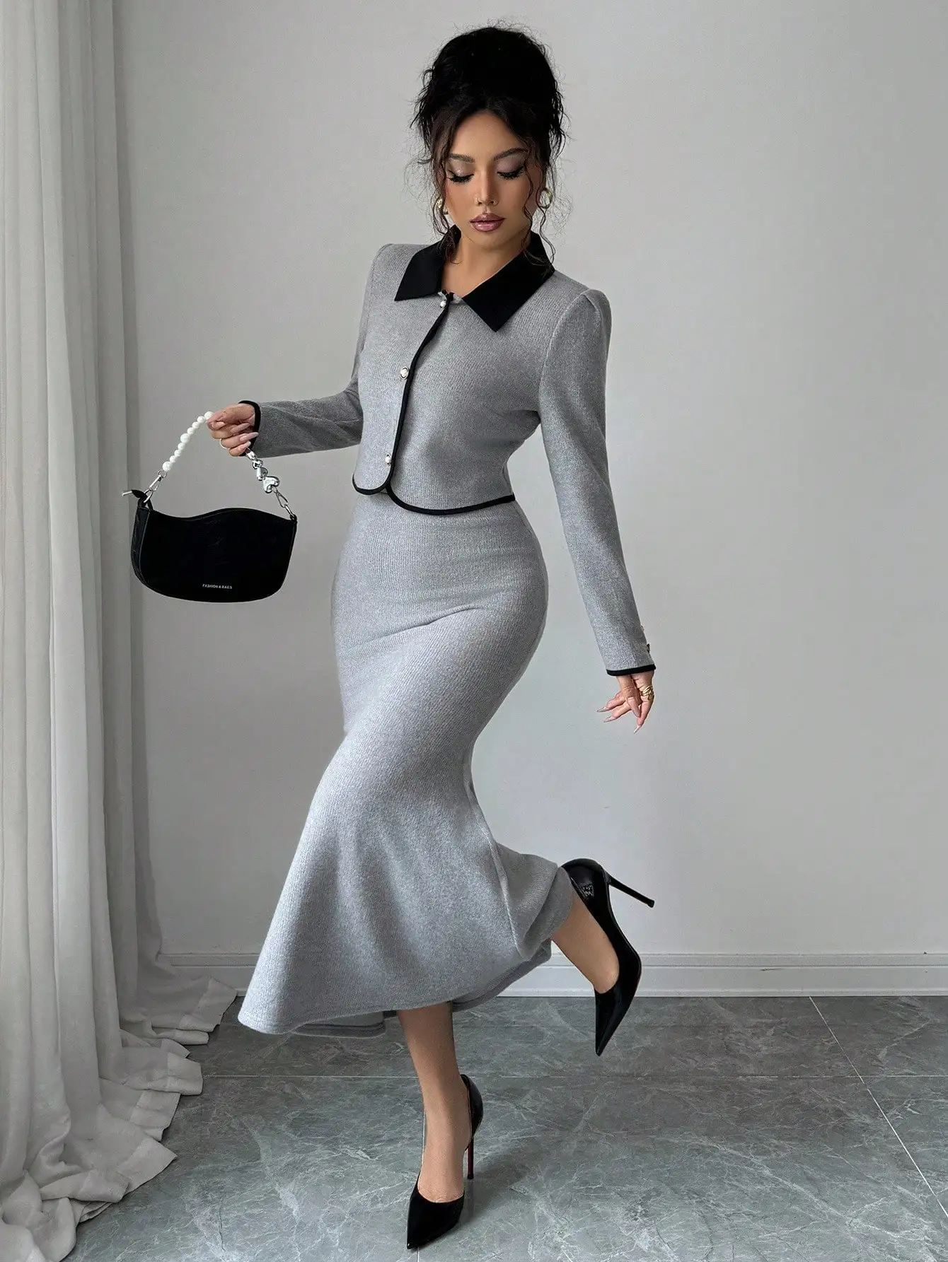 

Серый вязаный комплект из топа с воротником на пуговицах и юбки-рыбки для женщин