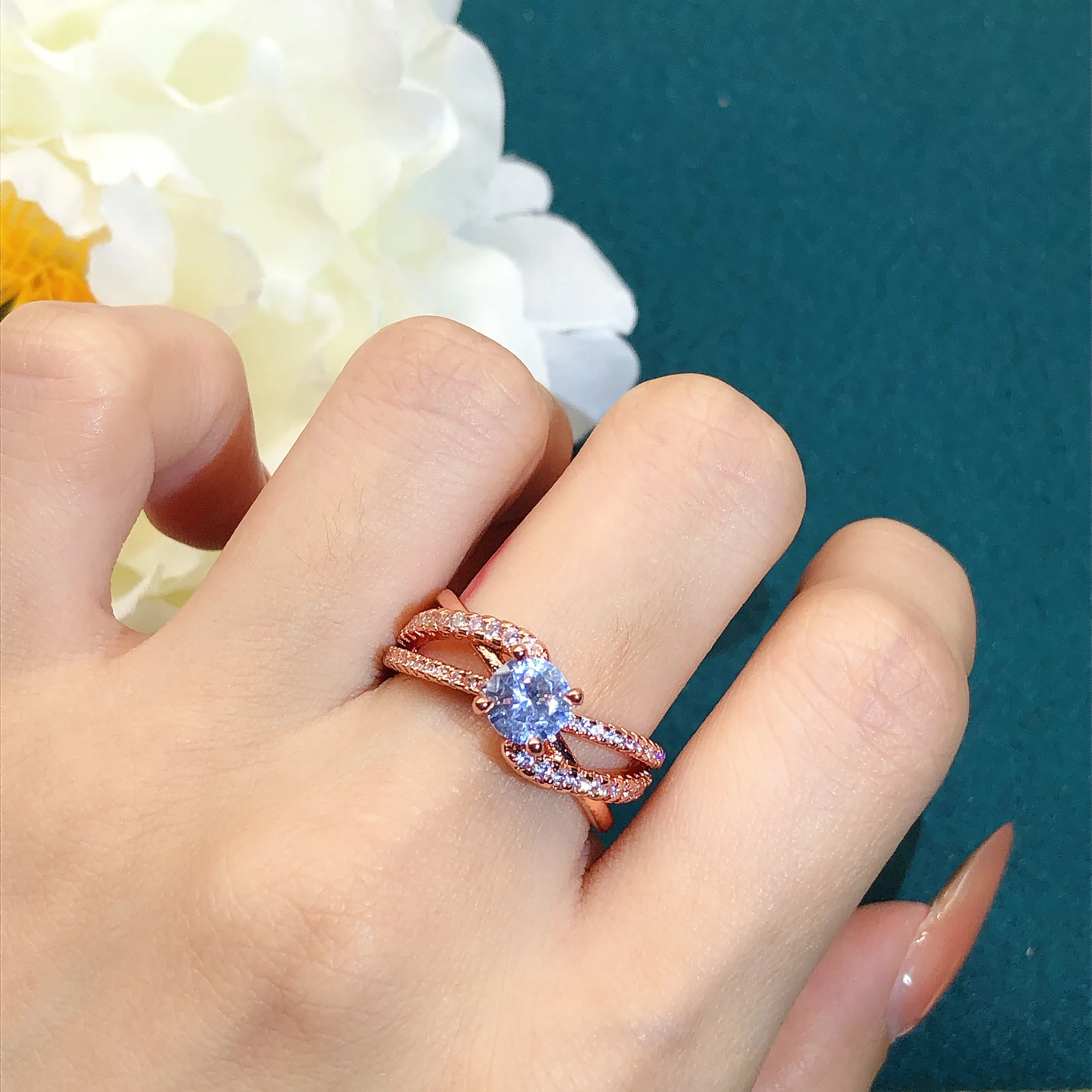 

Кольцо Lily Rose с позолотой и бриллиантами, женское, с микроинкрустацией из циркония, роскошное, модное, из сплава, геометрическое