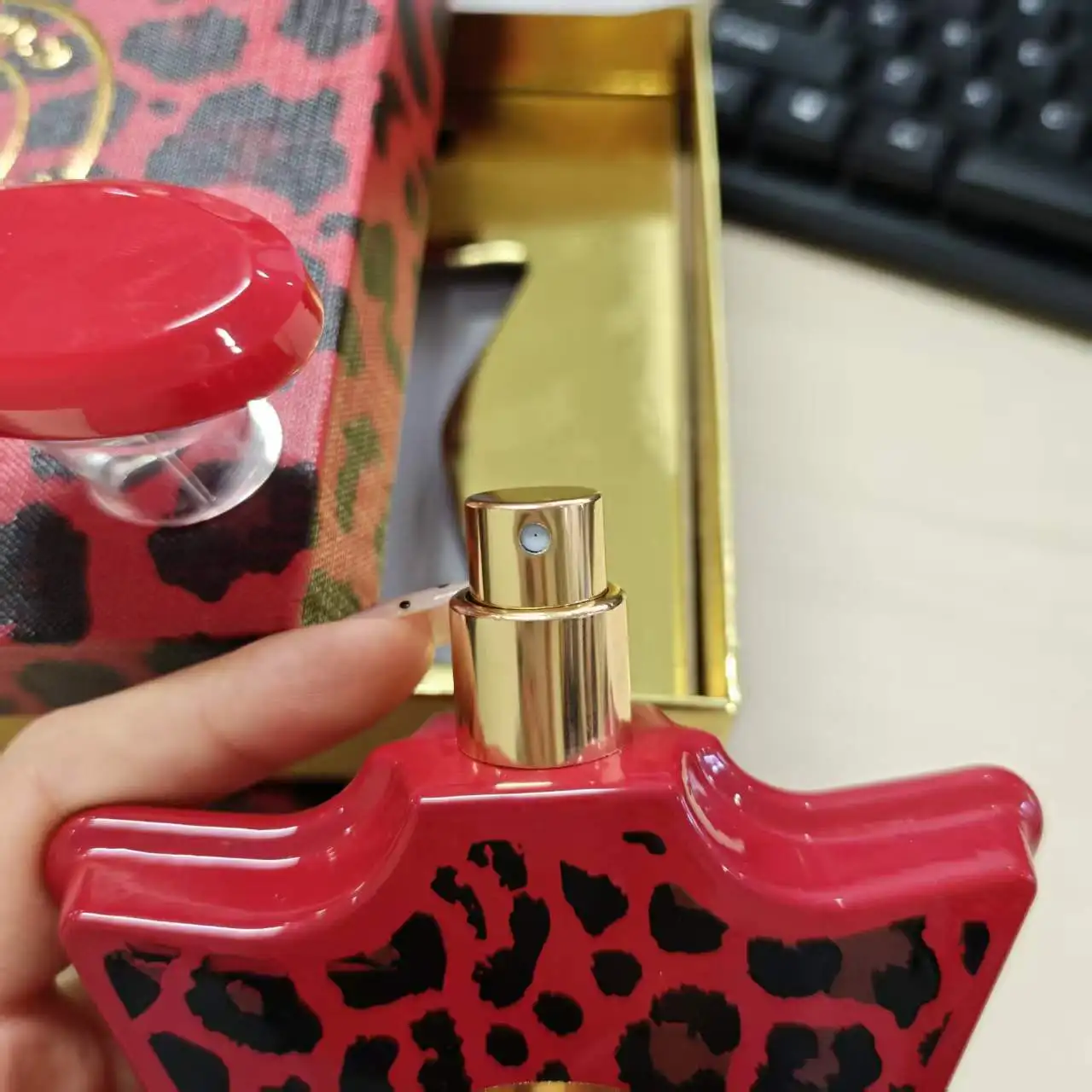 

The N'Y red leopard print bottle exudes wildness, with a rich aroma interwoven together. perfect gift，Perfect holiday gift