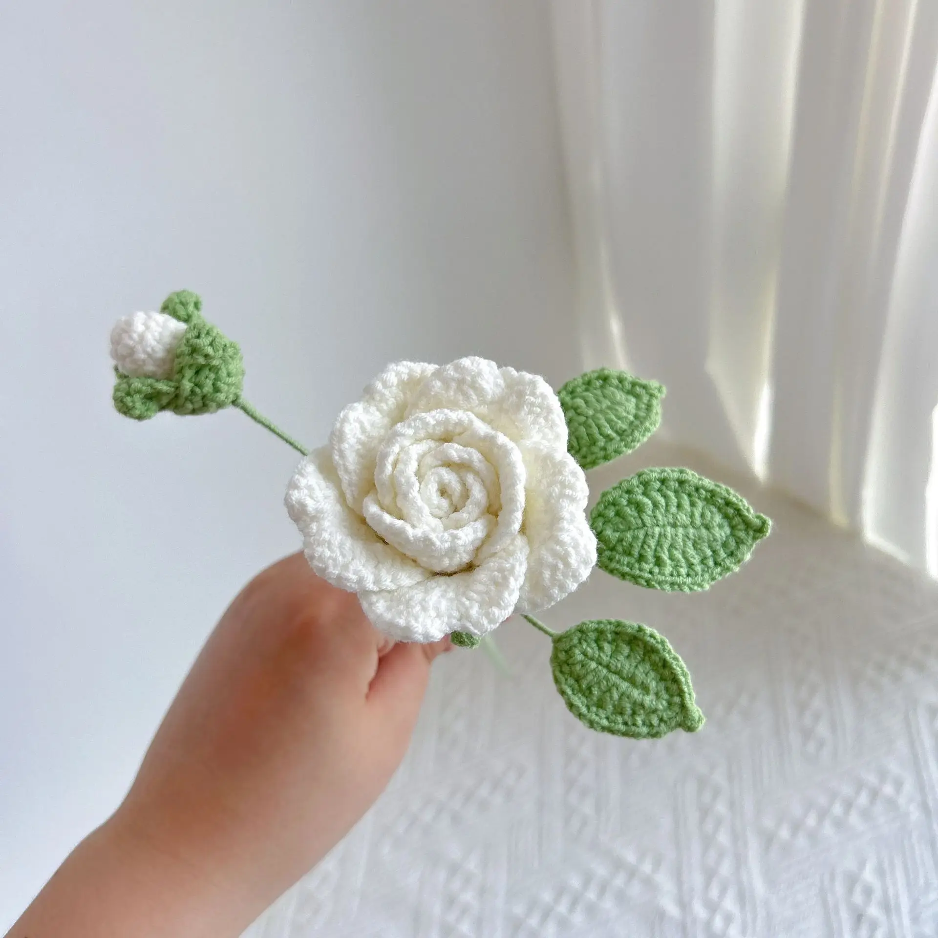 Neuer Rosen-Häkelstrauß, romantisch, gestrickt, Rosenblüten, handgewebte Blumensträuße, Hochzeit, Heimdekoration – Detail 3