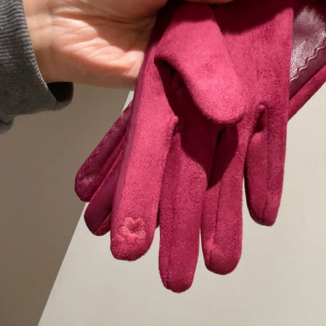 قفازات نسائية شتوية فاخرة من جلد البولي يوريثان معصم ناعم من الفرو الصناعي أساور عصرية أنيقة للحفلات شاشة لمس دافئة لركوب الدراجات