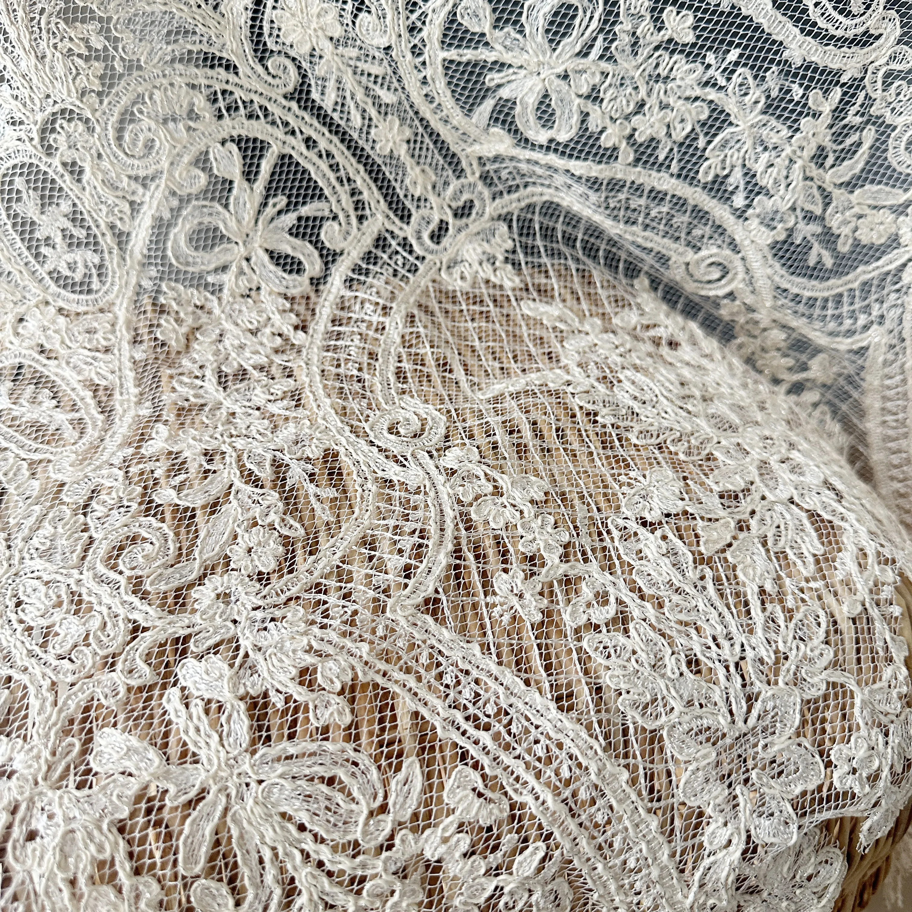 1 Yard Spitzenborte im Vintage-Stil in Champagnergold, Stoffborte für Brautschleier als Meterware – Detail 3
