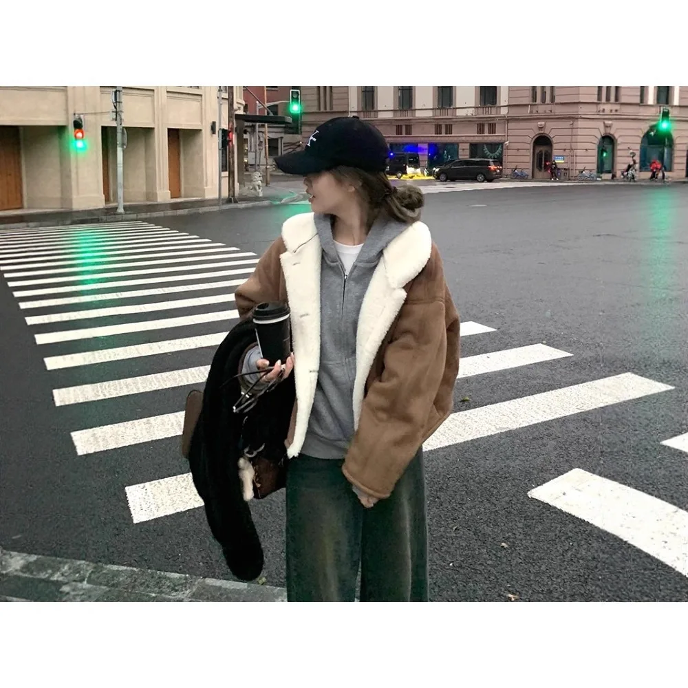 معاطف فرو شيربا الصناعية سترات من الفرو للنساء جيب بياقة مقلوبة وأكمام طويلة واحدة الصدر فضفاضة تناسب غير رسمية لخريف وشتاء 2025 #2