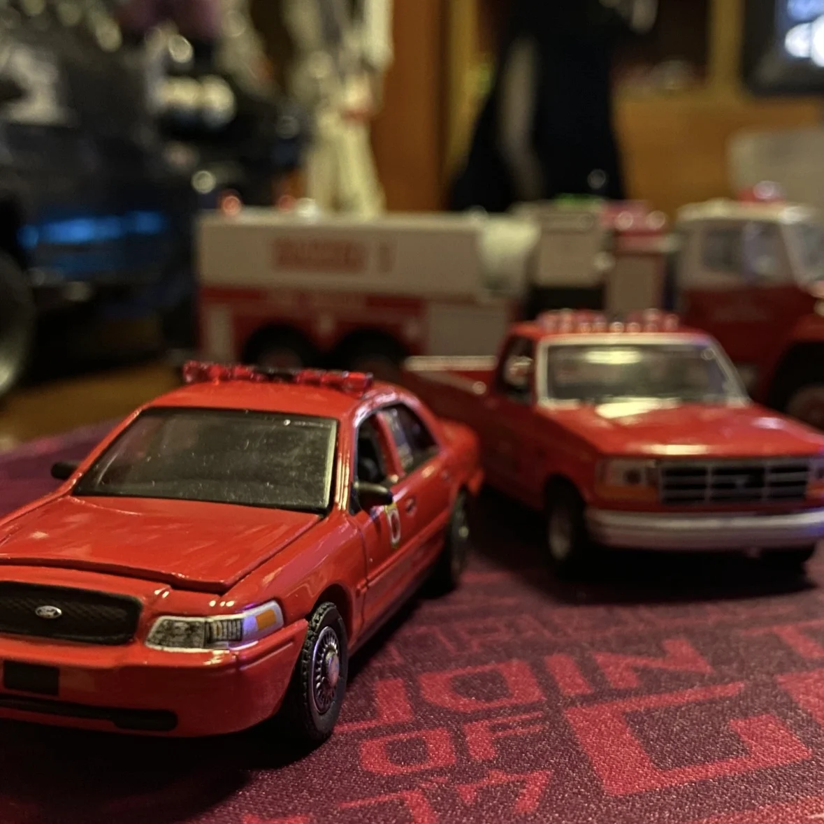 1:64 2001 포드 크라운 빅토리아 인터셉터 높은 시뮬레이션 합금 자동차 모델 소장 장난감 선물 수집품 어린이 장식품