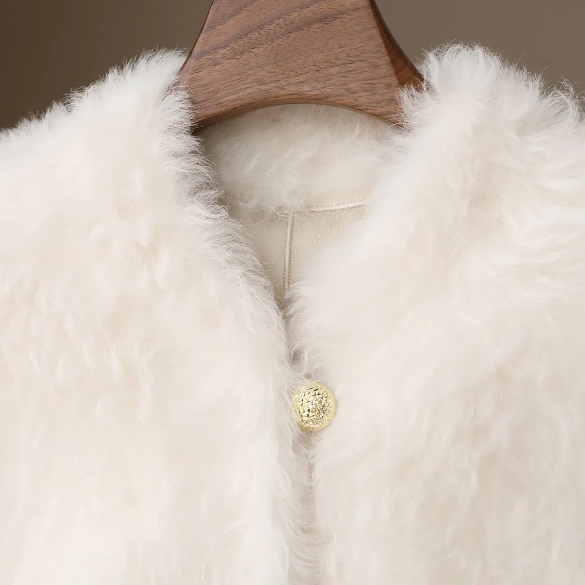 2025 شتاء جديد توسكان نصف لفة الأغنام الفراء معطف متكامل المرأة أزياء قصيرة الفراء سترة