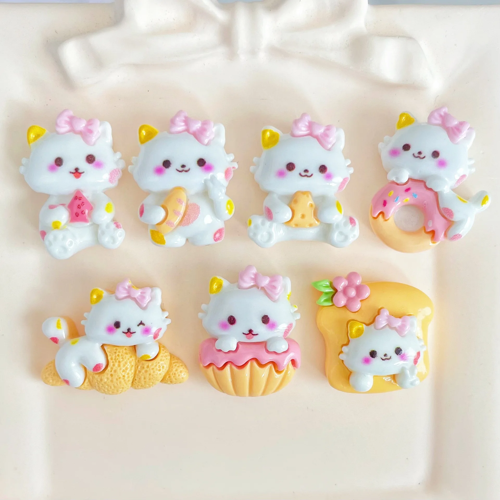 

10pcs Nieuwe Cartoon eating and playing bread donut white cat Hars Plakboek Diy Sieraden Kinderen Cadeau Haarspeld Accessoires