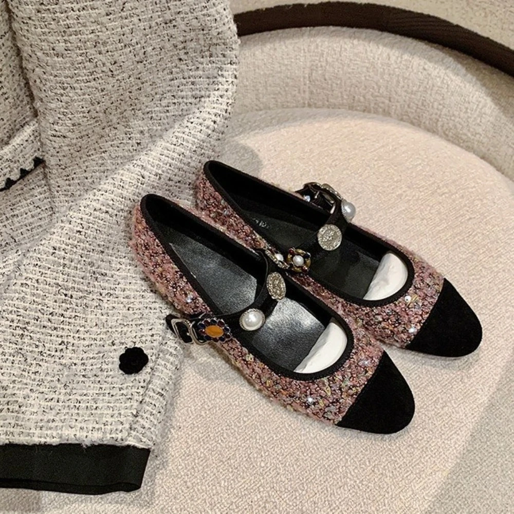 

Новые офисные женские туфли на плоской подошве с розовыми пайетками и пряжкой на ремешке с черной замшевой отделкой и жемчужными драгоценными камнями. Сабо на плоской подошве.